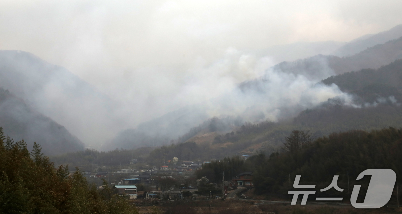 (산청=뉴스1) 윤일지 기자 = 경남 산청·하동 산불 일주일째인 27일 오후 지리산과 인접한 산청군 시천면 동당마을 일대에 산불 연기가 피어오르고 있다. 2025.3.27/뉴스1