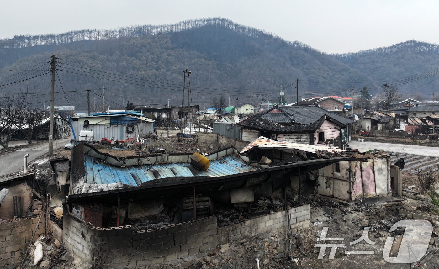 본문 이미지 - 산불이 이어지고 있는 27일 경북 영양군의 한 마을에 화마의 흔적이 보이고 있다. 2025.3.27/뉴스1 ⓒ News1 이승배 기자
