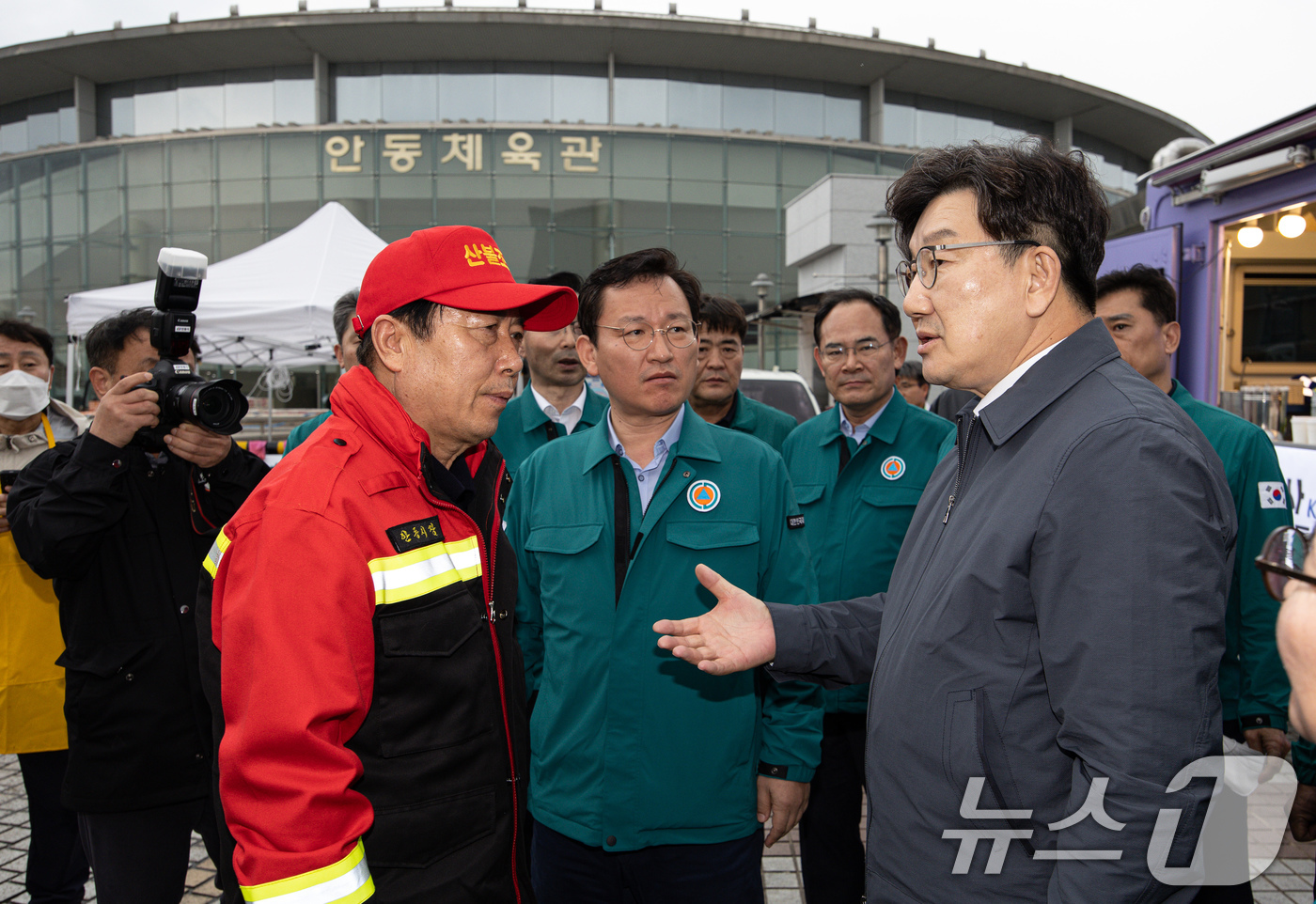 (안동=뉴스1) 이재명 기자 = 권성동 국민의힘 원내대표가 27일 오후 경북 안동시 안동체육관에 마련된 산불 이재민 대비소를 찾아 권기창 안동시장과 대화를 하고 있다. 2025.3 …