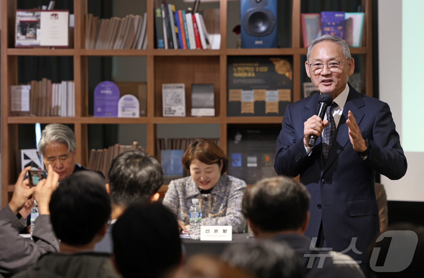 (서울=뉴스1) = 유인촌 문화체육관광부 장관이 27일 서울 종로구 대학로 예술가의집에서 열린 공연예술진흥 기본계획 공청회에서 인사말을 하고 있다. (문체부 제공,  재판매 및 D …