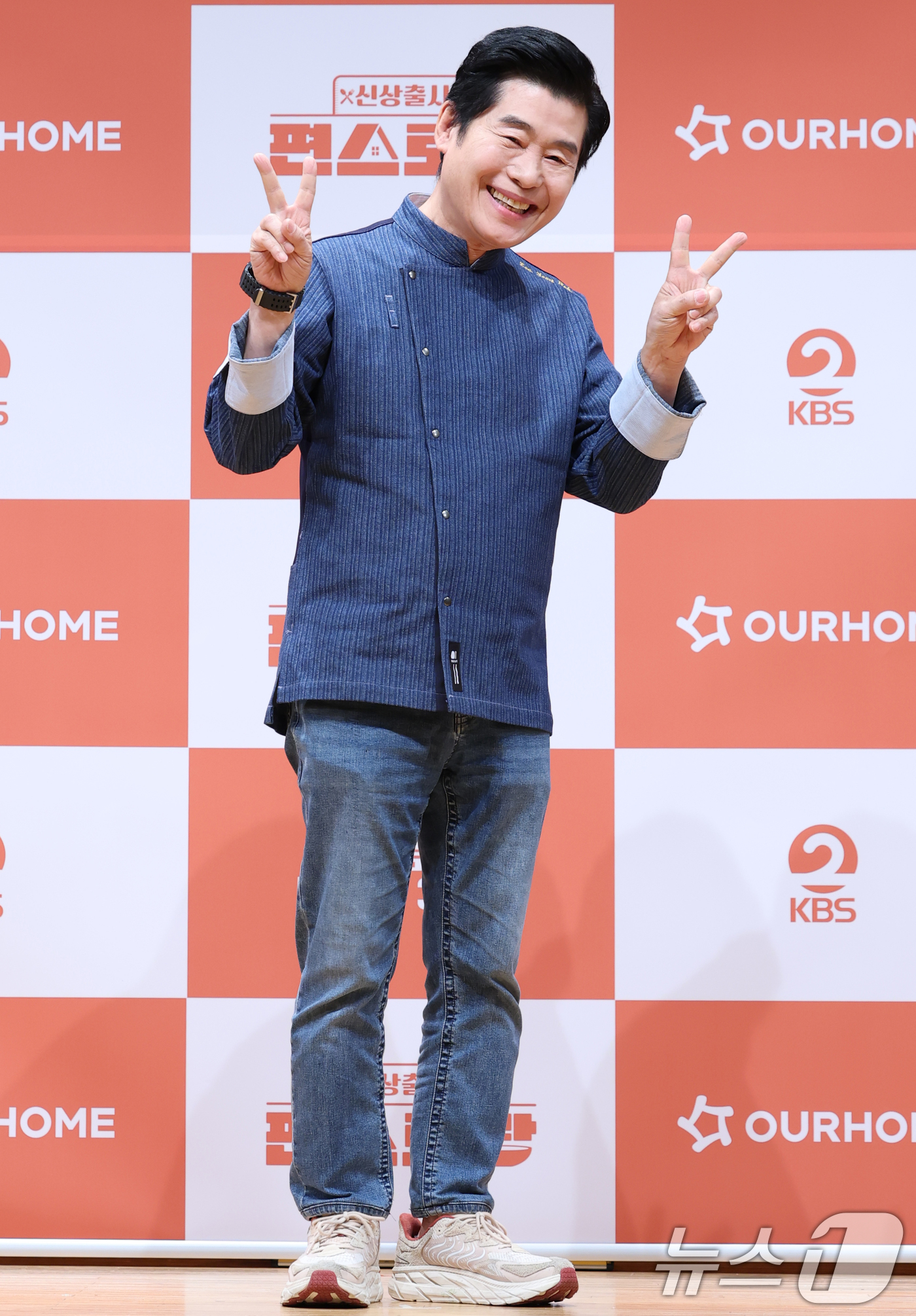(서울=뉴스1) 권현진 기자 = 이연복 셰프가 27일 서울 영등포구 KBS에서 열린 KBS 2TV ‘신상출시 편스토랑’ 기자간담회에서 포즈를 취하고 있다. ‘신상출시 편스토랑’은 …