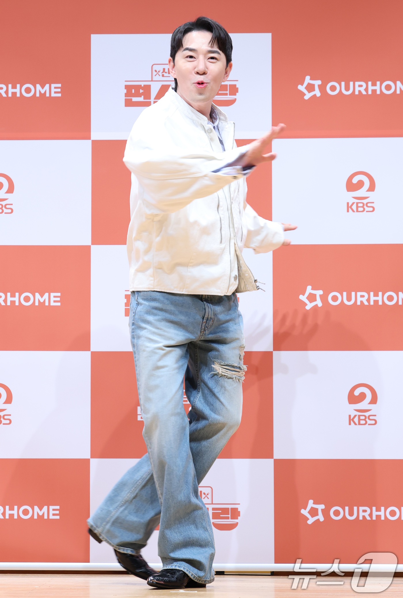 (서울=뉴스1) 권현진 기자 = 방송인 붐이 27일 서울 영등포구 KBS에서 열린 KBS 2TV ‘신상출시 편스토랑’ 기자간담회에서 포즈를 취하고 있다. ‘신상출시 편스토랑’은 미 …