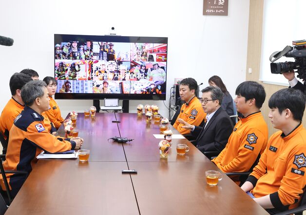 김동연 경기지사, '산불 현장 파견' 소방관 만나 격려