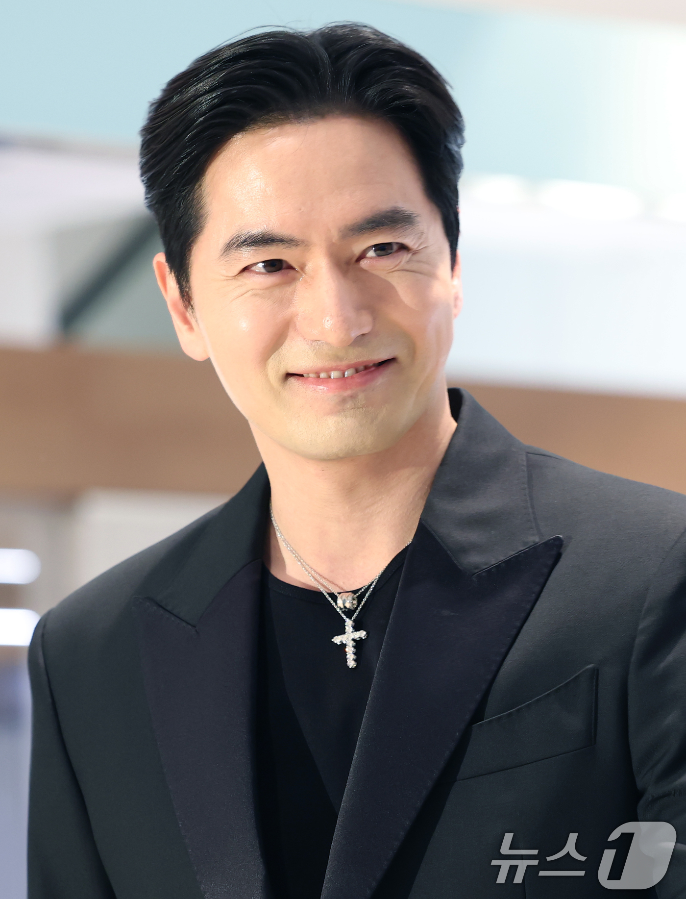 (서울=뉴스1) 권현진 기자 = 배우 이진욱이 27일 오후 서울 소공동 롯데백화점 본점에서 열린 그라프(GRAFF) 오픈 기념 행사에 참석해 미소를 짓고 있다. 2025.3.27/ …