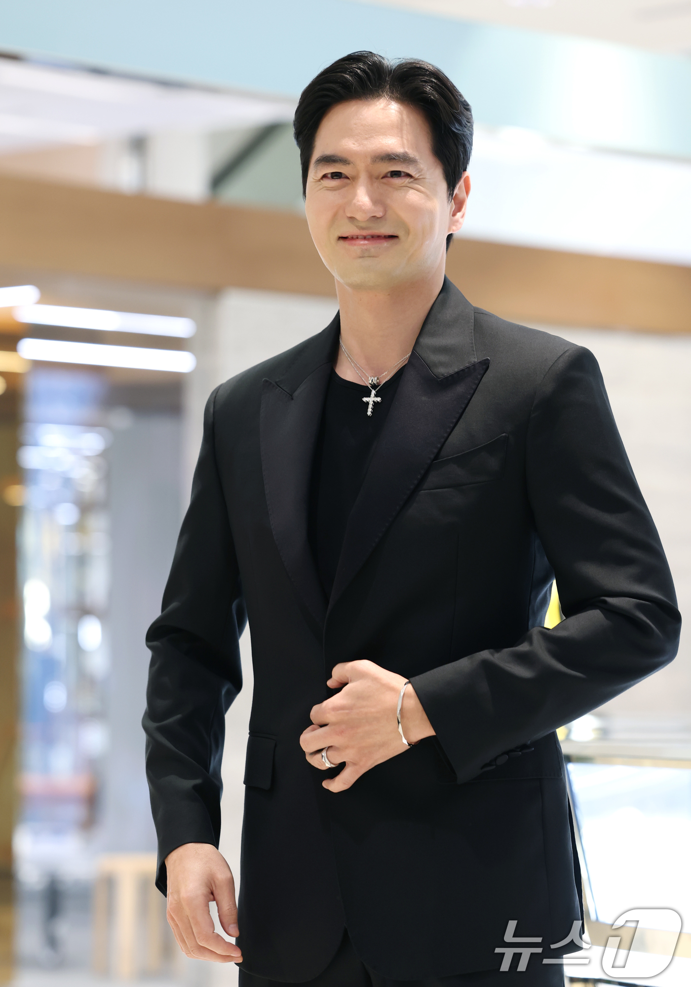 (서울=뉴스1) 권현진 기자 = 배우 이진욱이 27일 오후 서울 소공동 롯데백화점 본점에서 열린 그라프(GRAFF) 오픈 기념 행사에 참석해 포즈를 취하고 있다. 2025.3.27 …