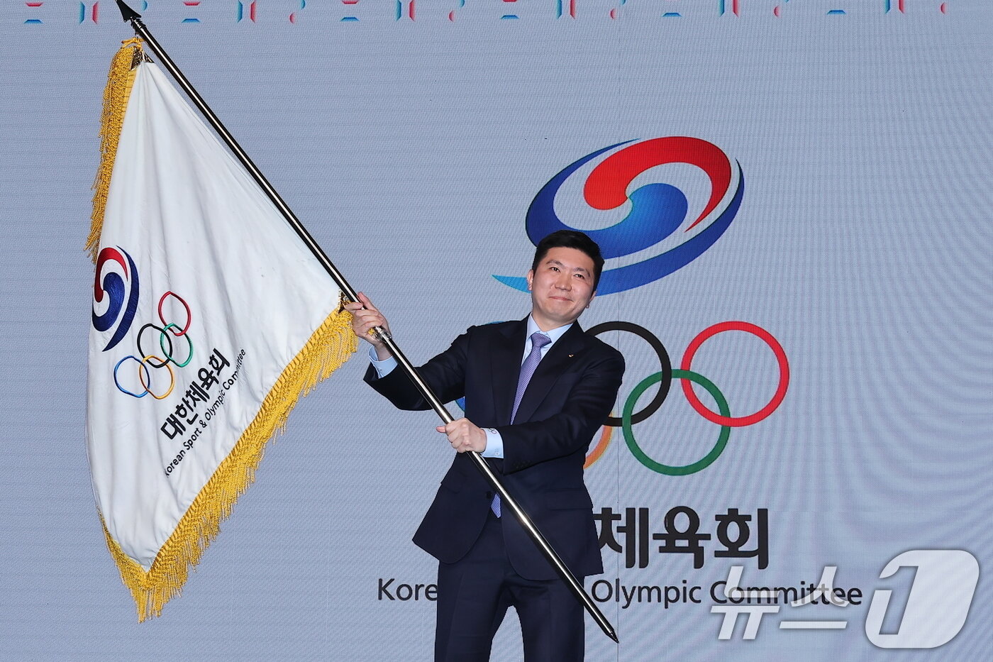본문 이미지 - 유승민 제42대 대한체육회장이 27일 서울 용산구 그랜드 하얏트 호텔에서 열린 취임식에서 대한체육회기를 흔들고 있다. 2025.3.27/뉴스1 ⓒ News1 김진환 기자
