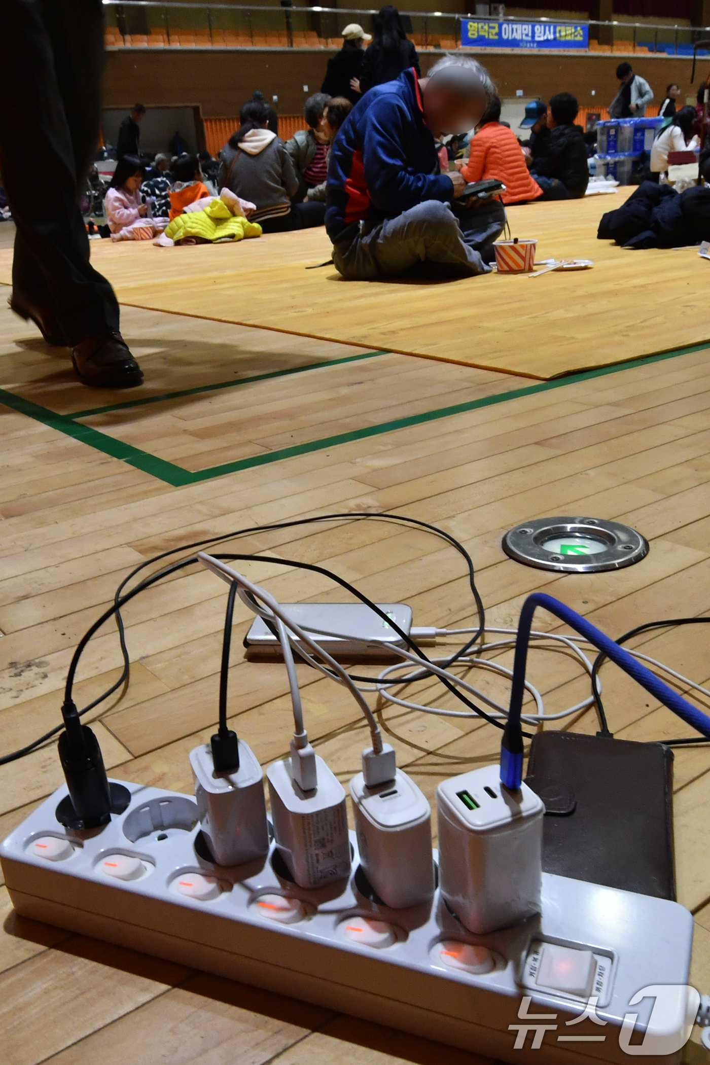 (영덕=뉴스1) 최창호 기자 = 27일 오후 경북 영덕군 영덕읍 영덕국민체육센터에서 산불 피해 이재민들이 휴대전화를 충전하고 있다. 2025.3.27/뉴스1