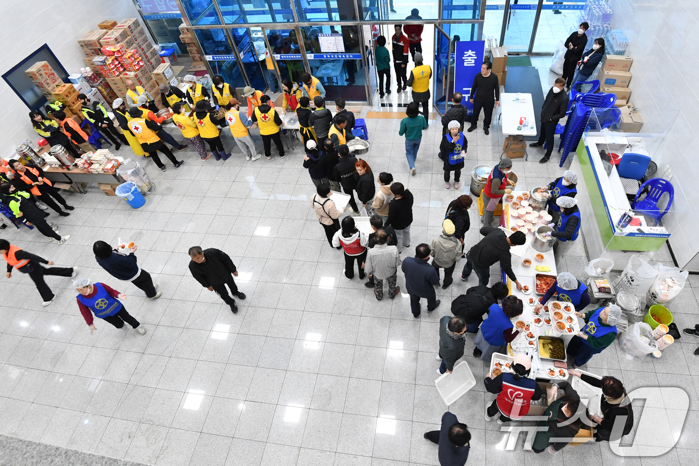 (영덕=뉴스1) 최창호 기자 = 27일 오후 경북 영덕군 영덕읍 국민체육센터에서 자원봉사자들이 산불 피해 이재민들에게 저녁 급식 봉사를 하고 있다.국민체육센터에는 900여명의 이재 …