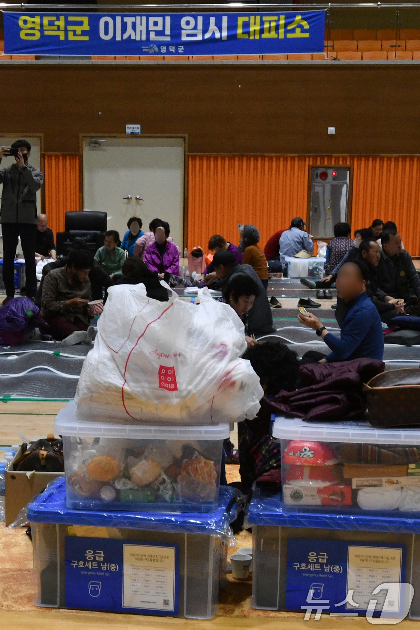 (영덕=뉴스1) 최창호 기자 = 27일 오후 경북 영덕군 영덕읍 국민체육센터에서 산불 피해 이재민들이 자원봉사자들이 준비한 저녁을 먹고 있다 .국민체육센터에는 900여명의 이재민이 …