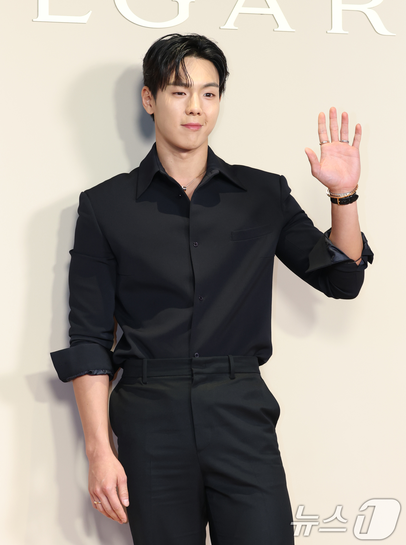 (서울=뉴스1) 권현진 기자 = 몬스타엑스 셔누가 27일 서울 종로구 푸투라 서울에서 열린 한 주얼리 브랜드 포토콜에 참석해 포즈를 취하고 있다. 2025.3.27/뉴스1