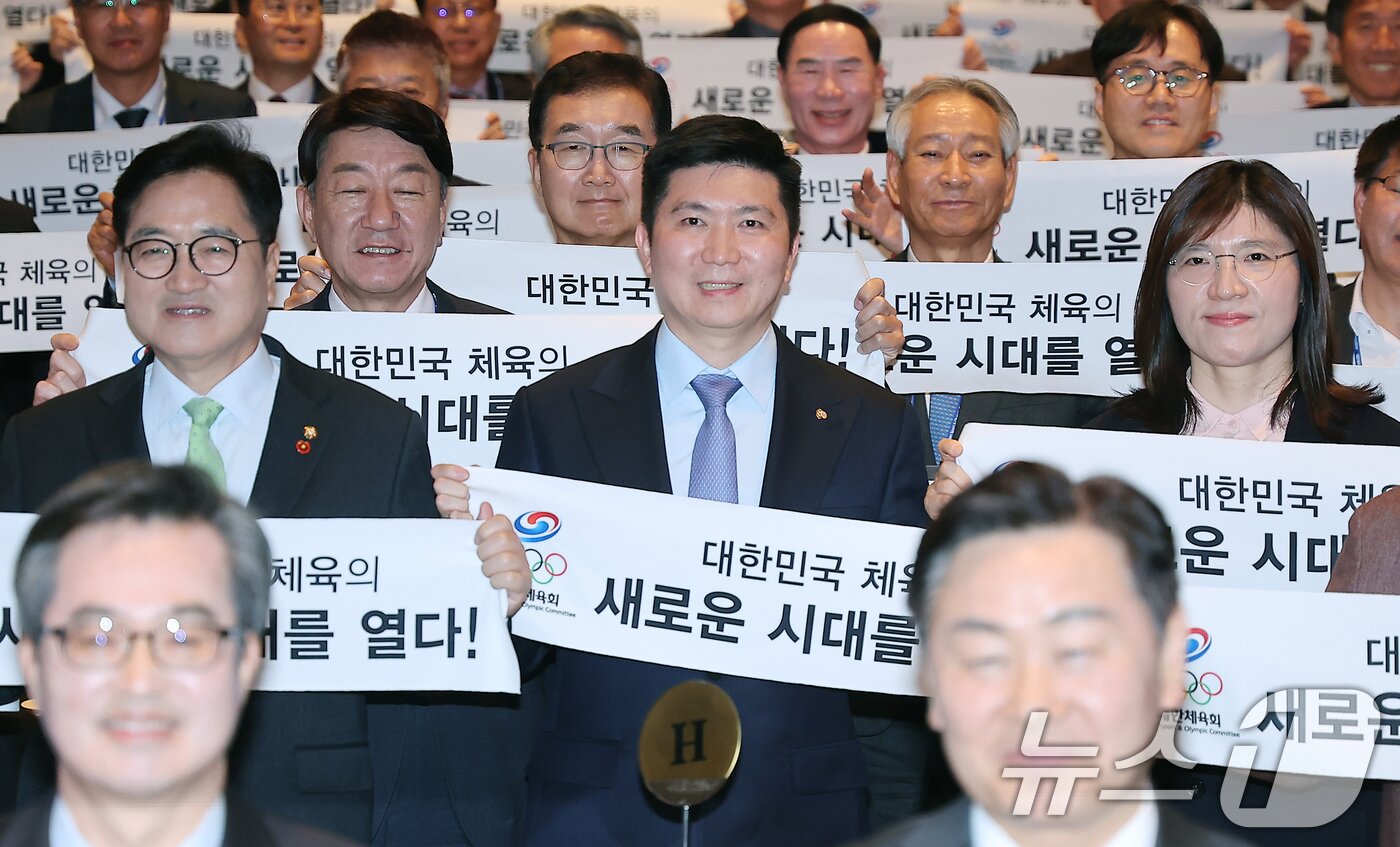 본문 이미지 - 유승민 제42대 대한체육회장과 우원식 국회의장, 장미란 문화체육관광부 제2차관 등 참석 귀빈들이 27일 서울 용산구 그랜드 하얏트 호텔에서 열린 취임식에서 기념 촬영을 하고 있다. 2025.3.27/뉴스1 ⓒ News1 김진환 기자