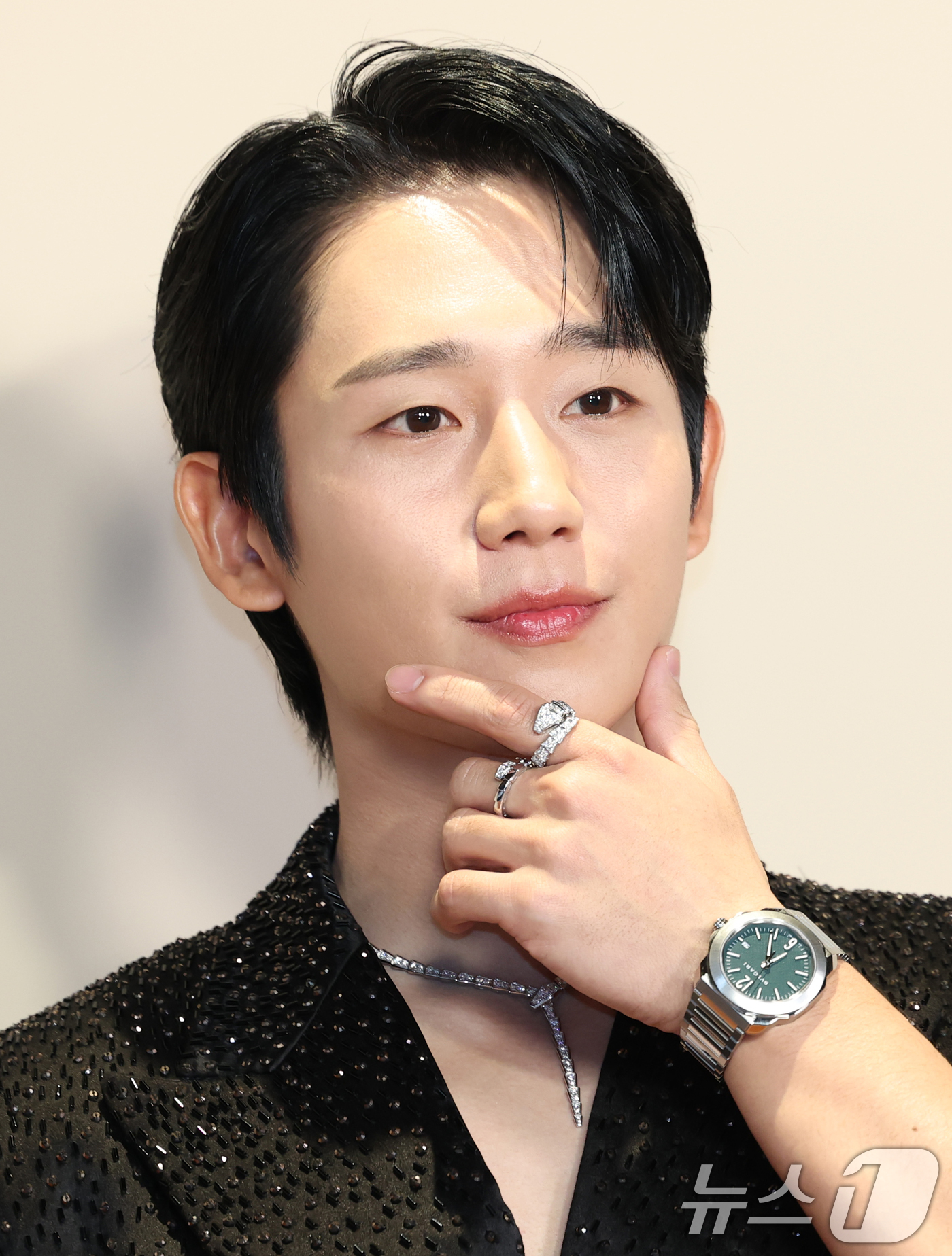 (서울=뉴스1) 권현진 기자 = 배우 정해인이 27일 서울 종로구 푸투라 서울에서 열린 한 주얼리 브랜드 포토콜에 참석해 포즈를 취하고 있다. 2025.3.27/뉴스1