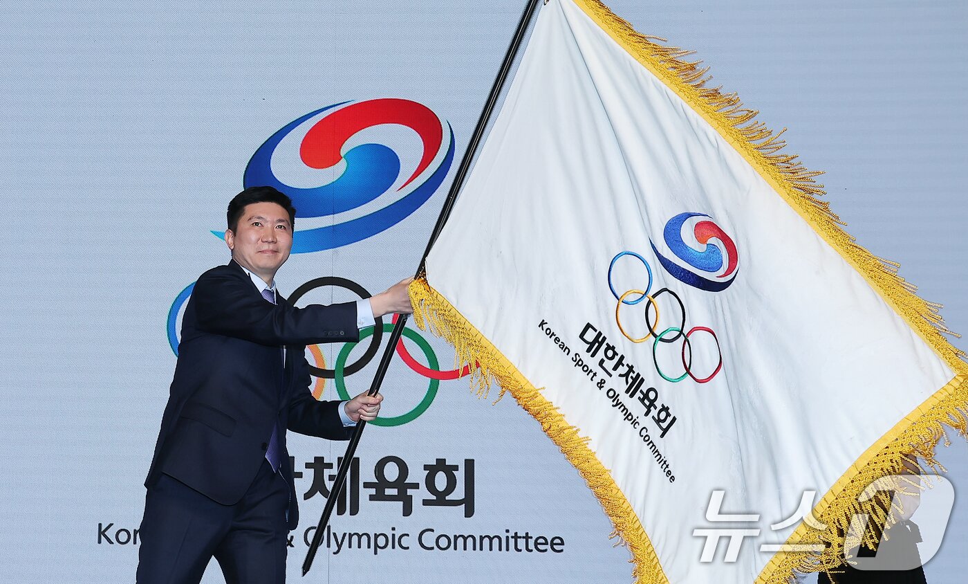본문 이미지 - 유승민 제42대 대한체육회장이 27일 서울 용산구 그랜드 하얏트 호텔에서 열린 취임식에서 대한체육회기를 흔들고 있다. 2025.3.27/뉴스1 ⓒ News1 김진환 기자