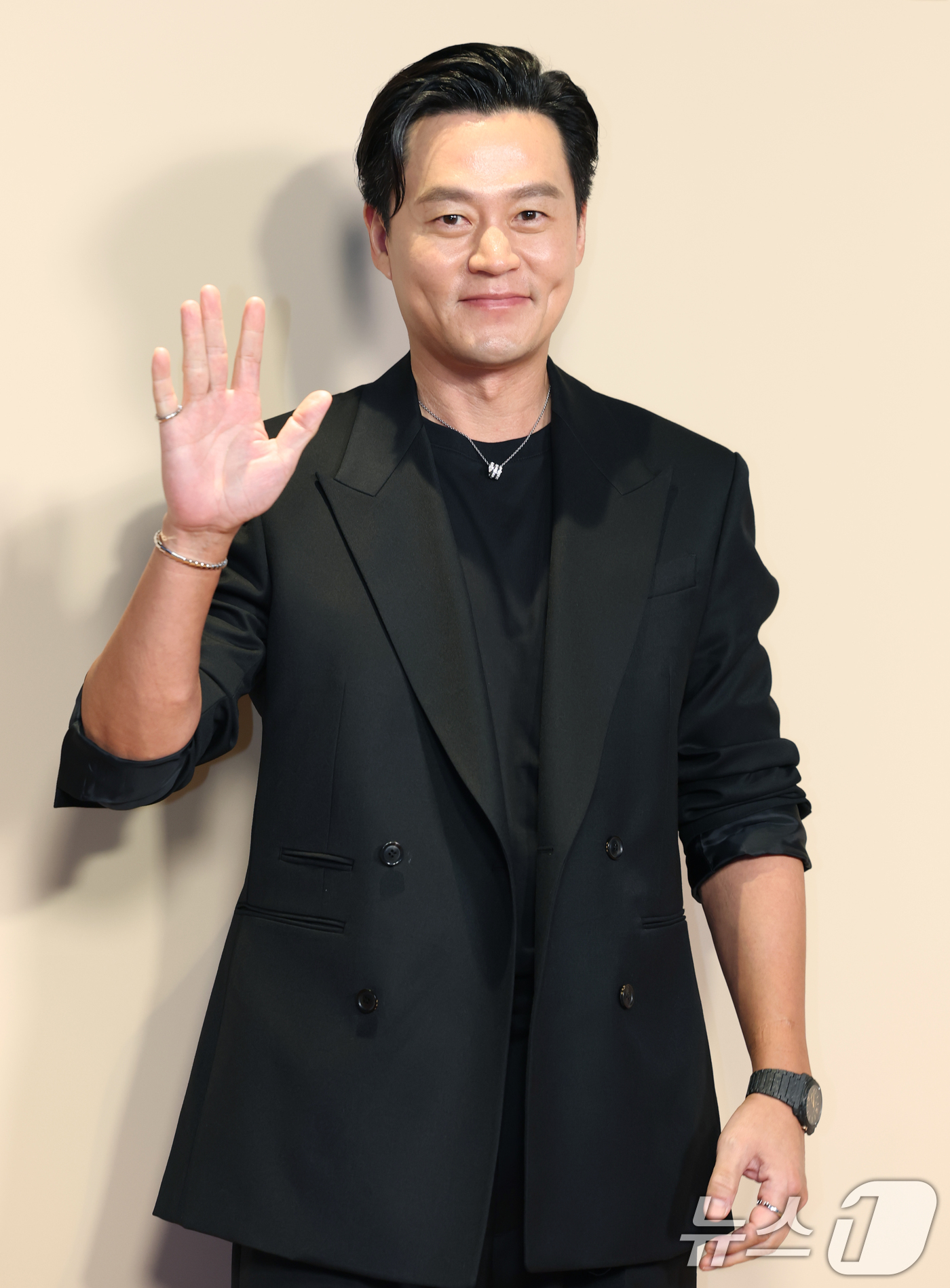 (서울=뉴스1) 권현진 기자 = 배우 이서진이 27일 서울 종로구 푸투라 서울에서 열린 한 주얼리 브랜드 포토콜에 참석해 포즈를 취하고 있다. 2025.3.27/뉴스1