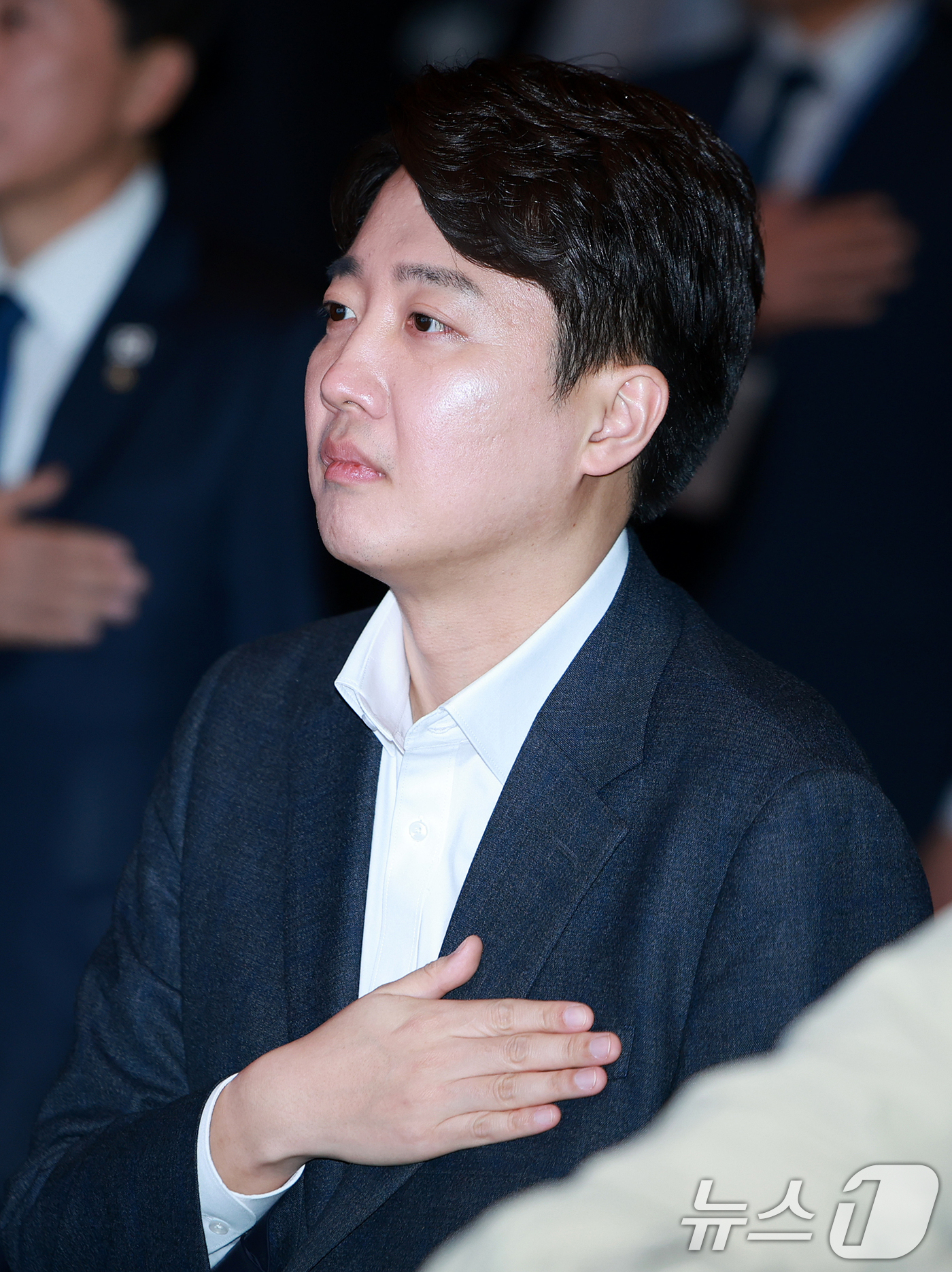 (서울=뉴스1) 김진환 기자 = 이준석 개혁신당 의원이 27일 서울 용산구 그랜드 하얏트 호텔에서 열린 유승민 제42대 대한체육회장 취임식에서 국민의례를 하고 있다. 2025.3. …