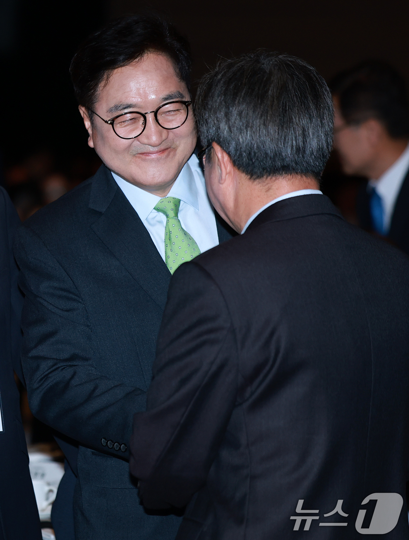 (서울=뉴스1) 김진환 기자 = 우원식 국회의장이 27일 서울 용산구 그랜드 하얏트 호텔에서 열린 유승민 제42대 대한체육회장 취임식에서 김동연 경기도지사와 인사를 나누고 있다. …