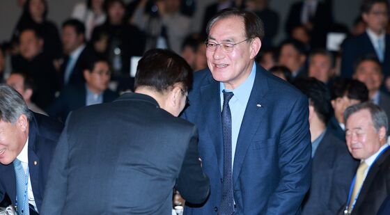 우원식 국회의장과 인사 나누는 하형주 이사장