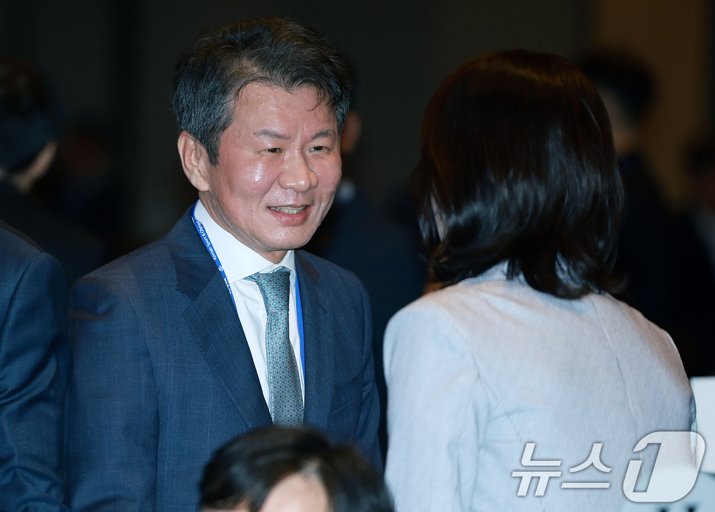 (서울=뉴스1) 김진환 기자 = 정몽규 대한축구협회장이 27일 서울 용산구 그랜드 하얏트 호텔에서 열린 유승민 제42대 대한체육회장 취임식에서 참석 귀빈들과 인사를 나누고 있다. …
