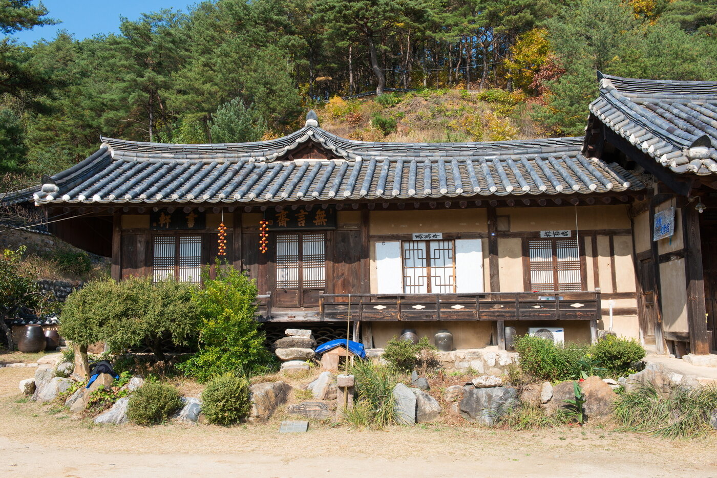 본문 이미지 - 전소되기 전 안동 지촌종택의 큰 사랑채 모습(사진=국가유산 포털)