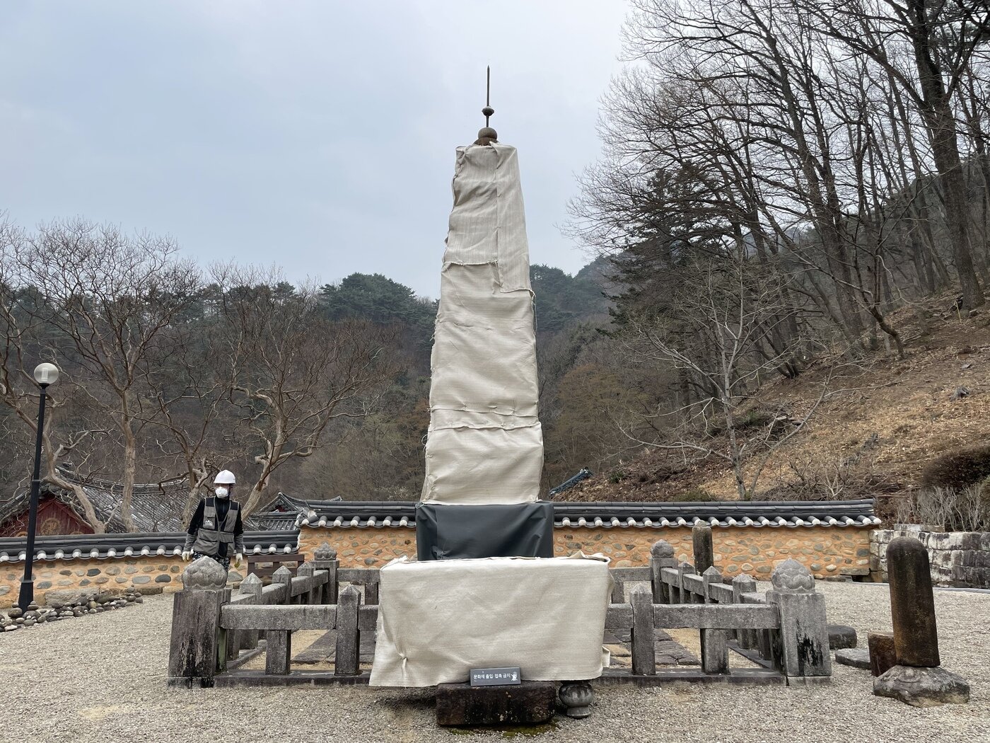 본문 이미지 - 경남 산청 대원사 다층석탑 방염포 작업(국가유산청 제공)