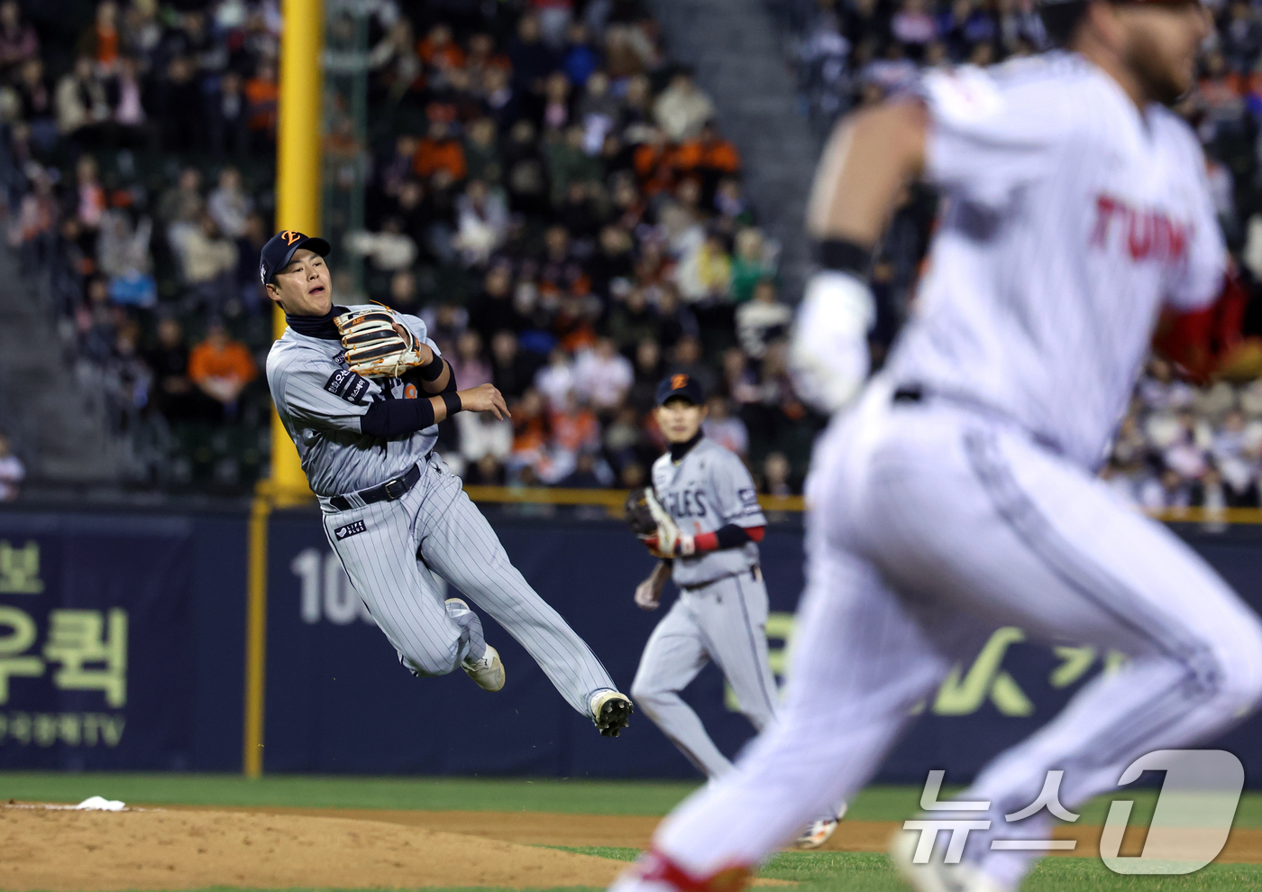 (서울=뉴스1) 김명섭 기자 = 27일 서울 송파구 잠실야구장에서 열린 '2025 신한 SOL 뱅크 KBO리그' 한화 이글스와 LG 트윈스의 경기 4회말 한화 노시환이 땅볼을 잡아 …