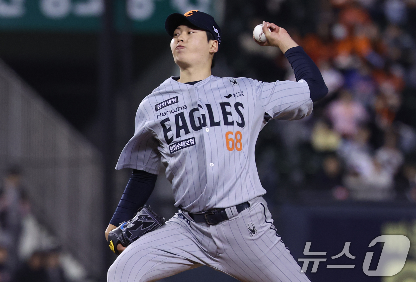 (서울=뉴스1) 김명섭 기자 = 27일 서울 송파구 잠실야구장에서 열린 '2025 신한 SOL 뱅크 KBO리그' 한화 이글스와 LG 트윈스의 경기 6회말 한화 교체 투수 조동욱이 …