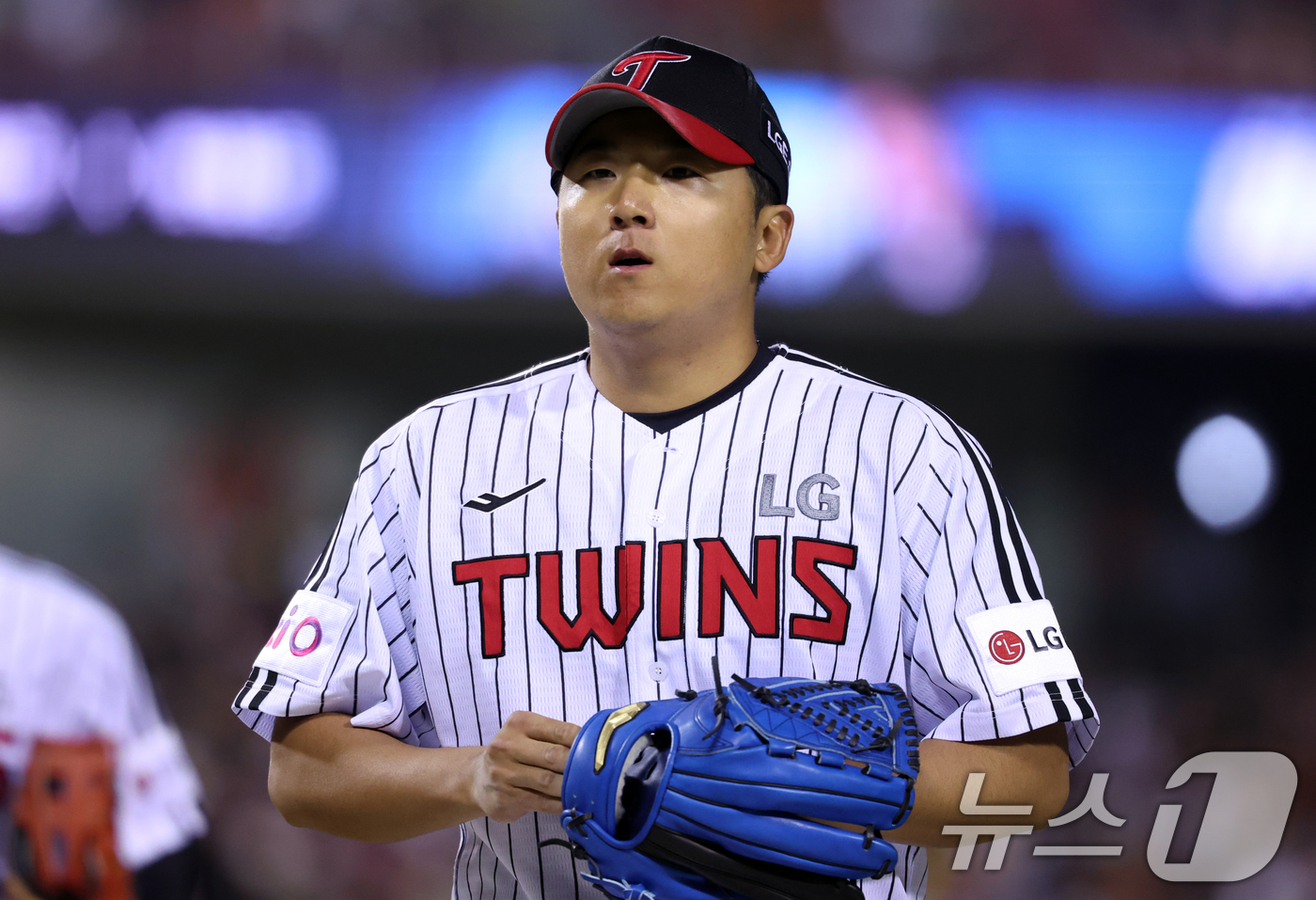 (서울=뉴스1) 김명섭 기자 = 27일 서울 송파구 잠실야구장에서 열린 '2025 신한 SOL 뱅크 KBO리그' 한화 이글스와 LG 트윈스의 경기 6회초  LG 선발 투수 송승기가 …