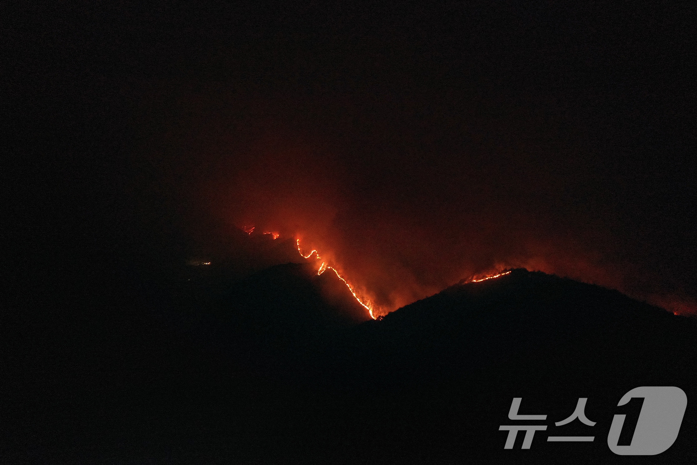 (안동=뉴스1) 이재명 기자 = 전국 곳곳에 산불이 발생하고 있는 27일 오후 경북 안동시 송사리 산자락에 불이 붙어 있다. 2025.3.27/뉴스1