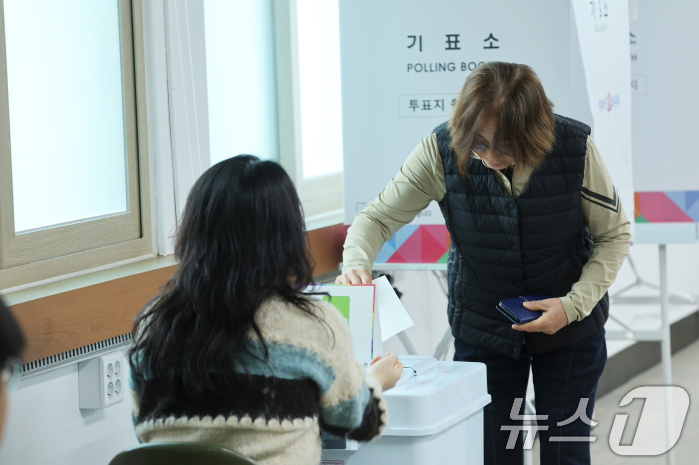 (담양=뉴스1) 김태성 기자 = 4·2 담양군수 재선거 사전투표 첫날인 28일 전남 담양군 봉산면주민센터에서 유권자들이 투표를 하고 있다. 2025.3.28/뉴스1