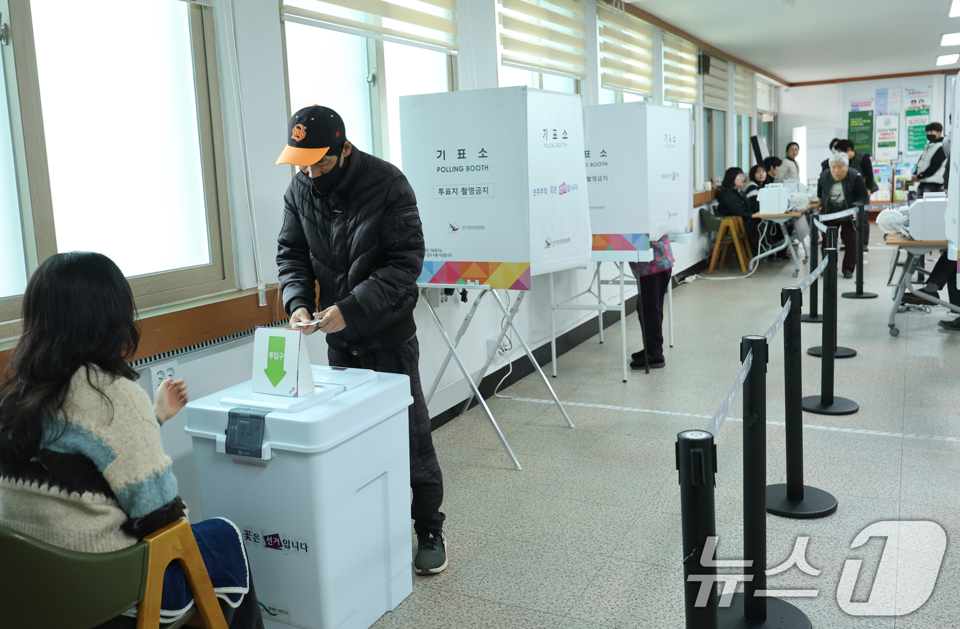 (담양=뉴스1) 김태성 기자 = 4·2 담양군수 재선거 사전투표 첫날인 28일 전남 담양군 봉산면주민센터에서 유권자들이 투표를 하고 있다. 2025.3.28/뉴스1