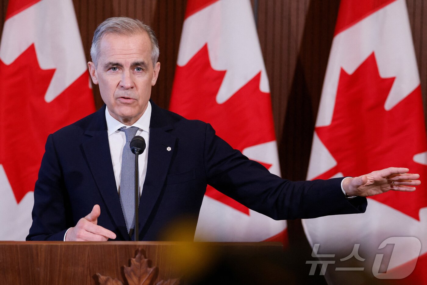 본문 이미지 - 마크 카니 캐나다 총리가 27일(현지시간) 온타리오주 오타와에서 기자회견을 갖고 "도널드 트럼프 미국 대통령과 하루나 이틀 안에 대화를 나눌 것＂이라고 밝히고 있다. 2025.03.28 ⓒ 로이터=뉴스1 ⓒ News1 우동명 기자