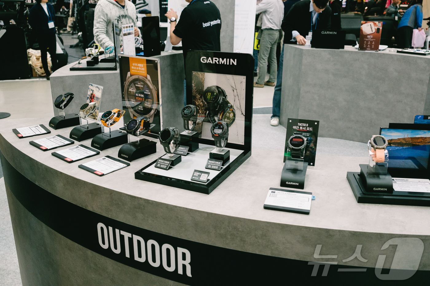 (서울=뉴스1) = 가민(Garmin)은 지난 27일 서울 코엑스에서 열린 ‘2025 서울국제스포츠레저산업전’(SPOEX 2025) 전시장의 가민 부스에 러기드 스마트워치 ‘인스팅 …