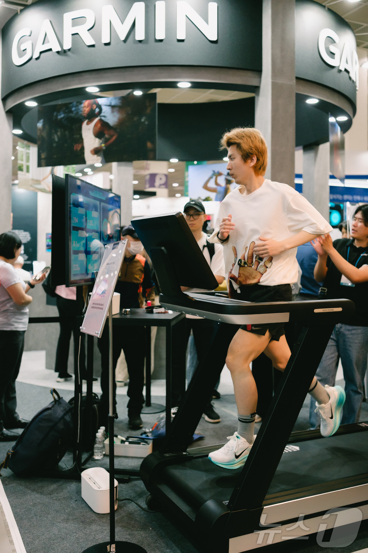 (서울=뉴스1) = 가민(Garmin)은 지난 27일 서울 코엑스에서 열린 ‘2025 서울국제스포츠레저산업전’(SPOEX 2025)에서 다양한 러닝 관련 제품을 소개했다. 러닝에 …