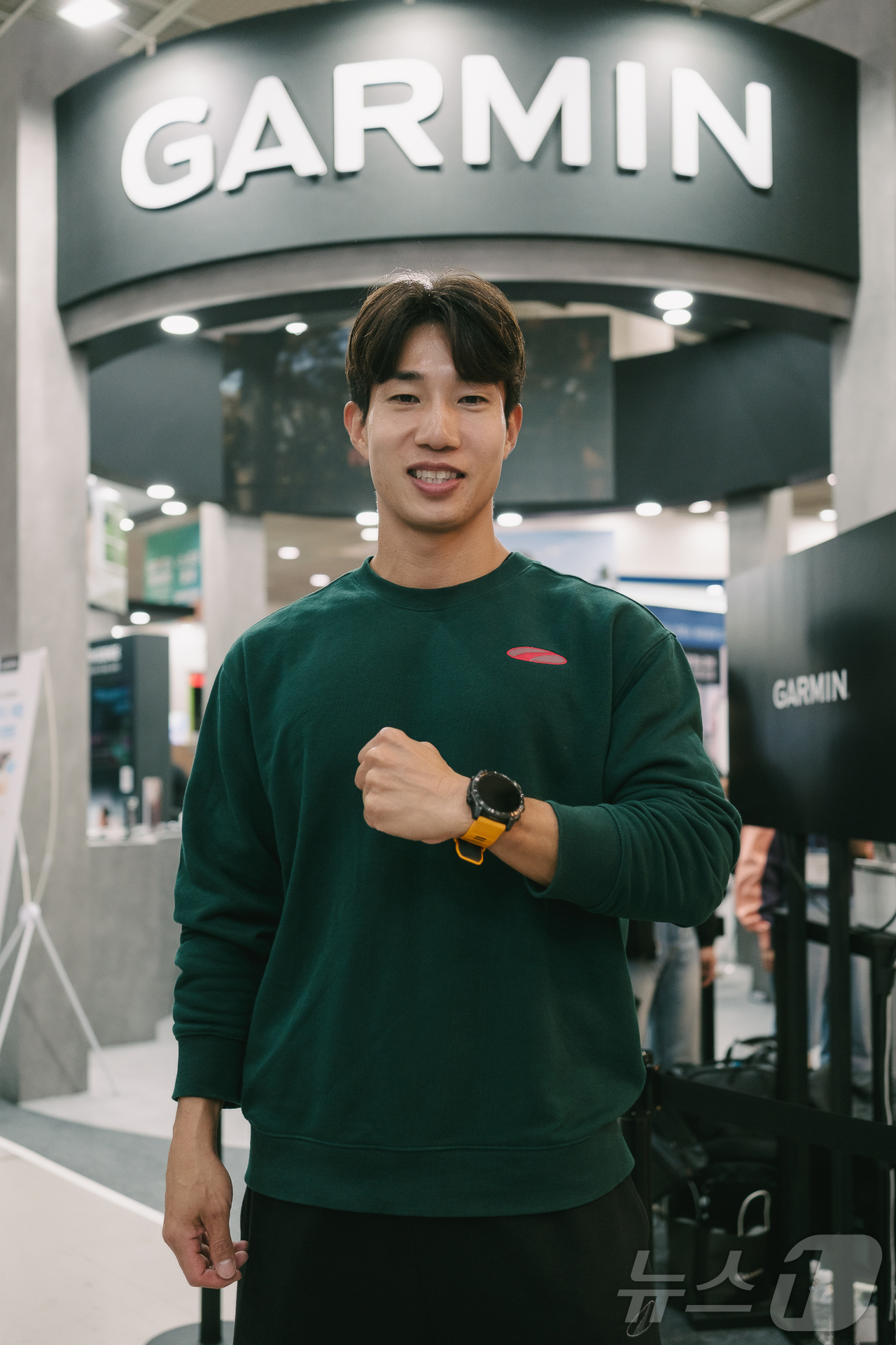 (서울=뉴스1) = 가민(Garmin) 앰버서더 홍범석이 지난 27일 서울 코엑스에서 열린 ‘2025 서울국제스포츠레저산업전’(SPOEX 2025)의 가민 부스에 방문해 워치를 착 …