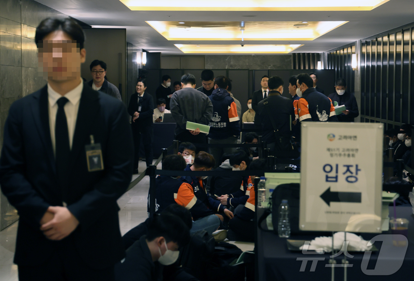 (서울=뉴스1) 박정호 기자 = 28일 서울 용산구 몬드리안 호텔에서 열린 고려아연 제51기 정기 주주총회를 찾은 고려아연 노조 및 주주들이 입장을 기다리고 있다. (공동취재) 2 …