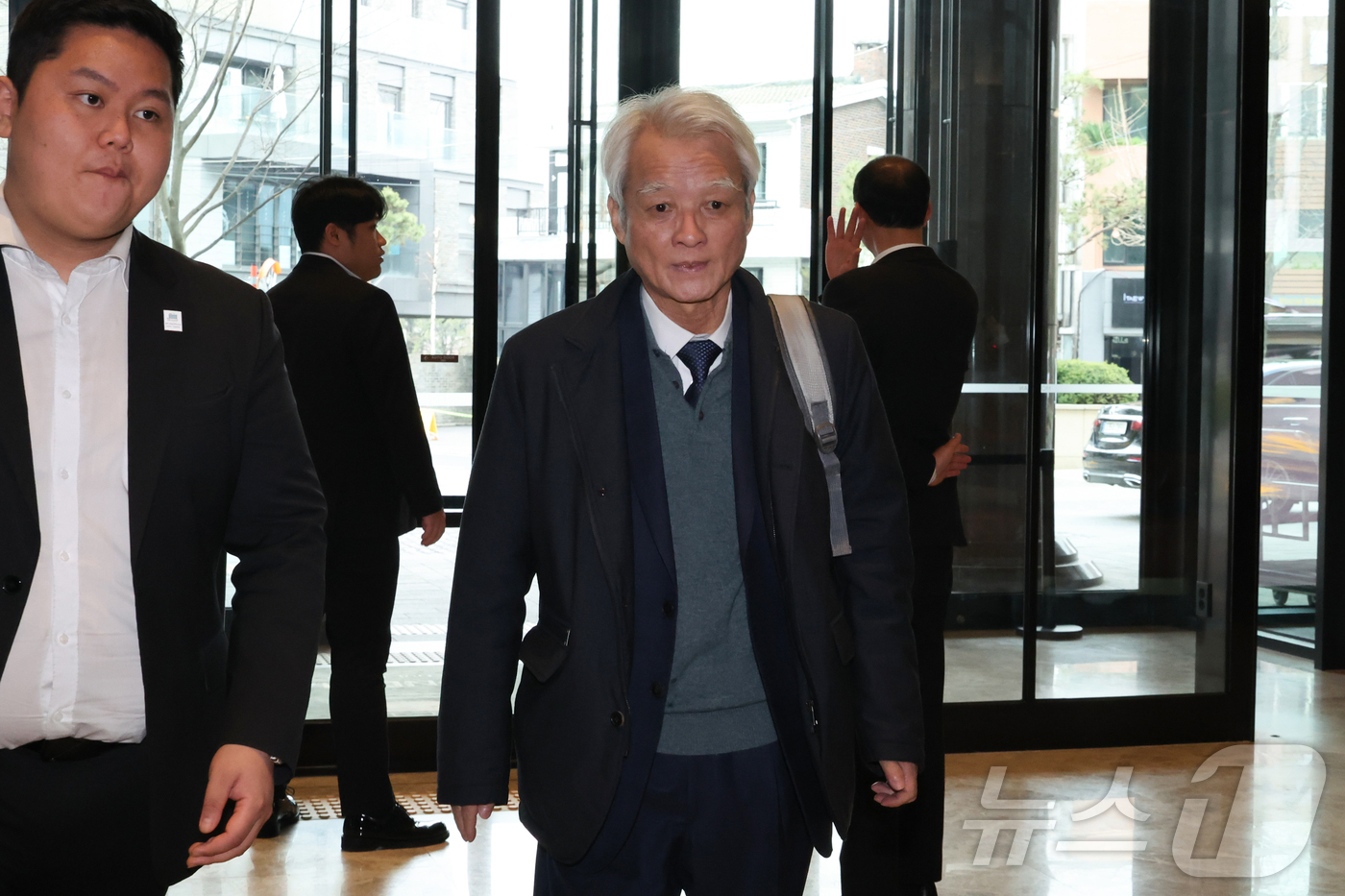 (서울=뉴스1) 박정호 기자 = 강성두 영풍 사장이 28일 서울 용산구 몬드리안호텔에서 열린 제51기 고려아연 정기주주총회에 참석하기 위해 주총장으로 향하고 있다. (공동취재) 2 …