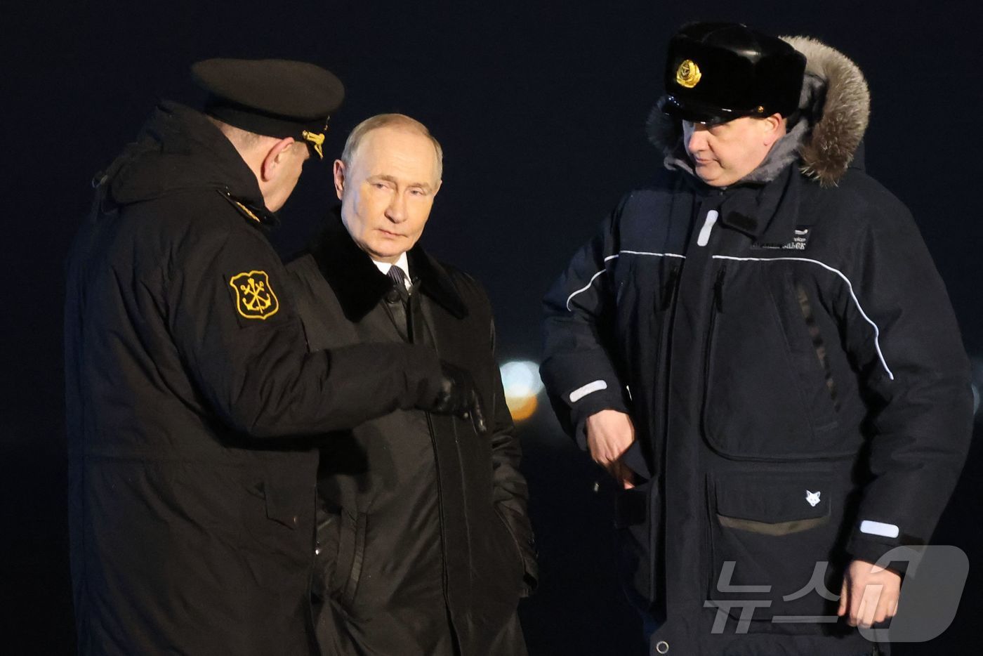 (무르만스크 AFP=뉴스1) 우동명 기자 = 블라디미르 푸틴 러시아 대통령이 27일(현지시간) 무르만스크의 북극 항에서 핵 잠수함 '아르한겔스크'를 방문해 선원들과 만나 “우크라이 …