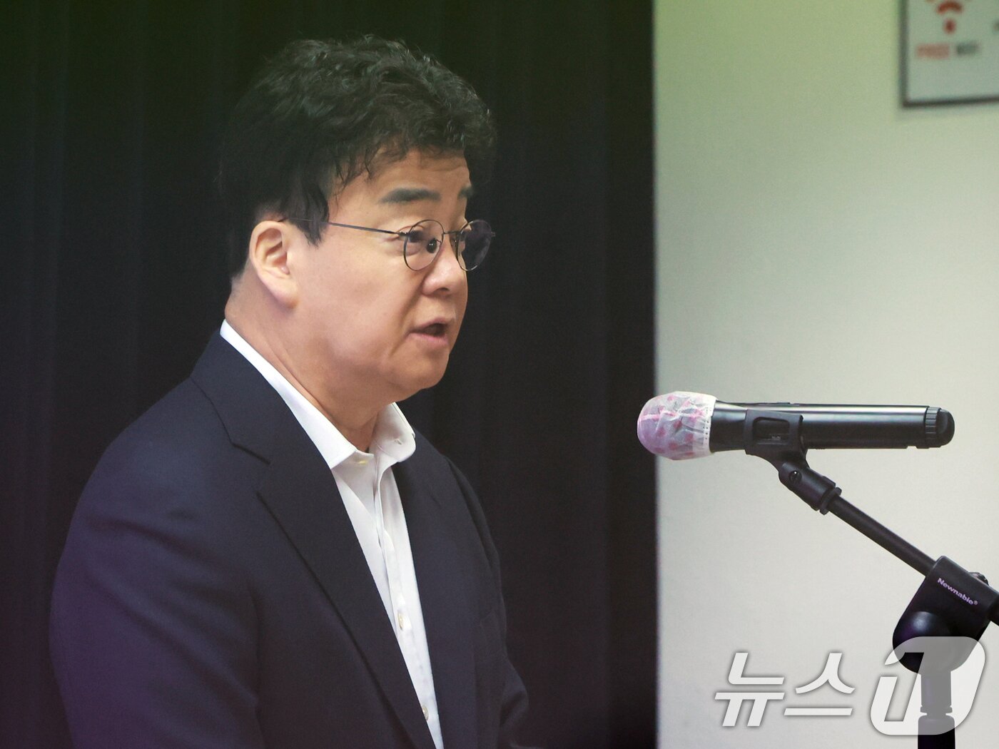 본문 이미지 - 백종원 더본코리아 대표가 29일 서울 서초구 스페이스쉐어 강남역센터에서 열린 정기 주주총회에서 발언을 하고 있다. 2025.3.28/뉴스1 ⓒ News1 김진환 기자