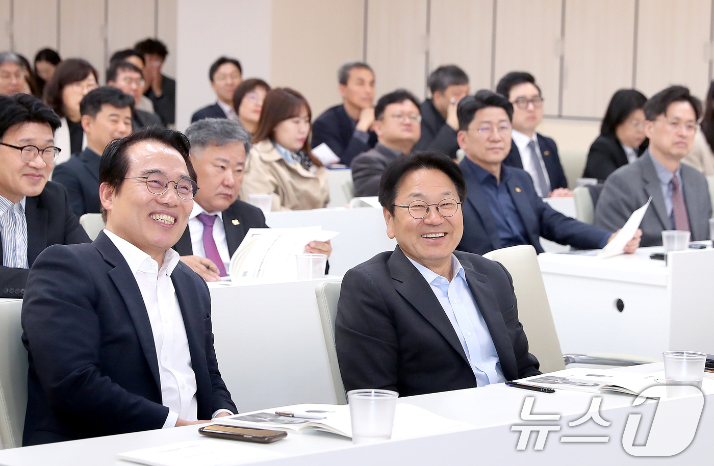 (광주=뉴스1) 박준배 기자 = 강기정 광주시장이 28일 오전 광주시청 3층 중회의실에서 열린 제11회 정책포럼에 참석해 임문영 더불어민주당 디지털특별위원장의 'AX와 광주 인공지 …