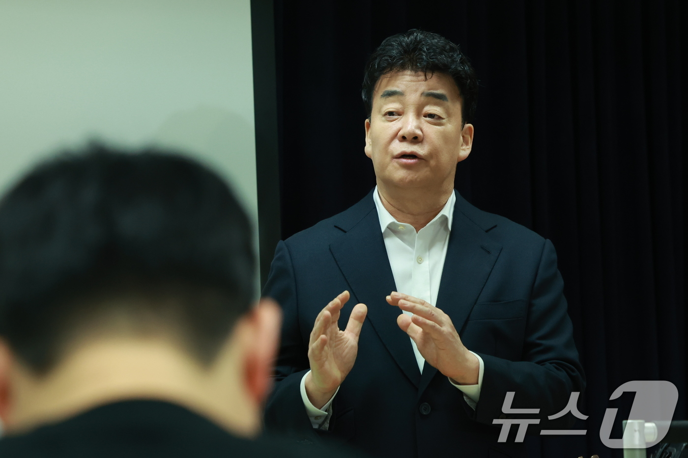 (서울=뉴스1) 김진환 기자 = 백종원 더본코리아 대표가 28일 서울 서초구 스페이스쉐어 강남역센터에서 열린 정기 주주총회에서 발언을 하고 있다. 2025.3.28/뉴스1