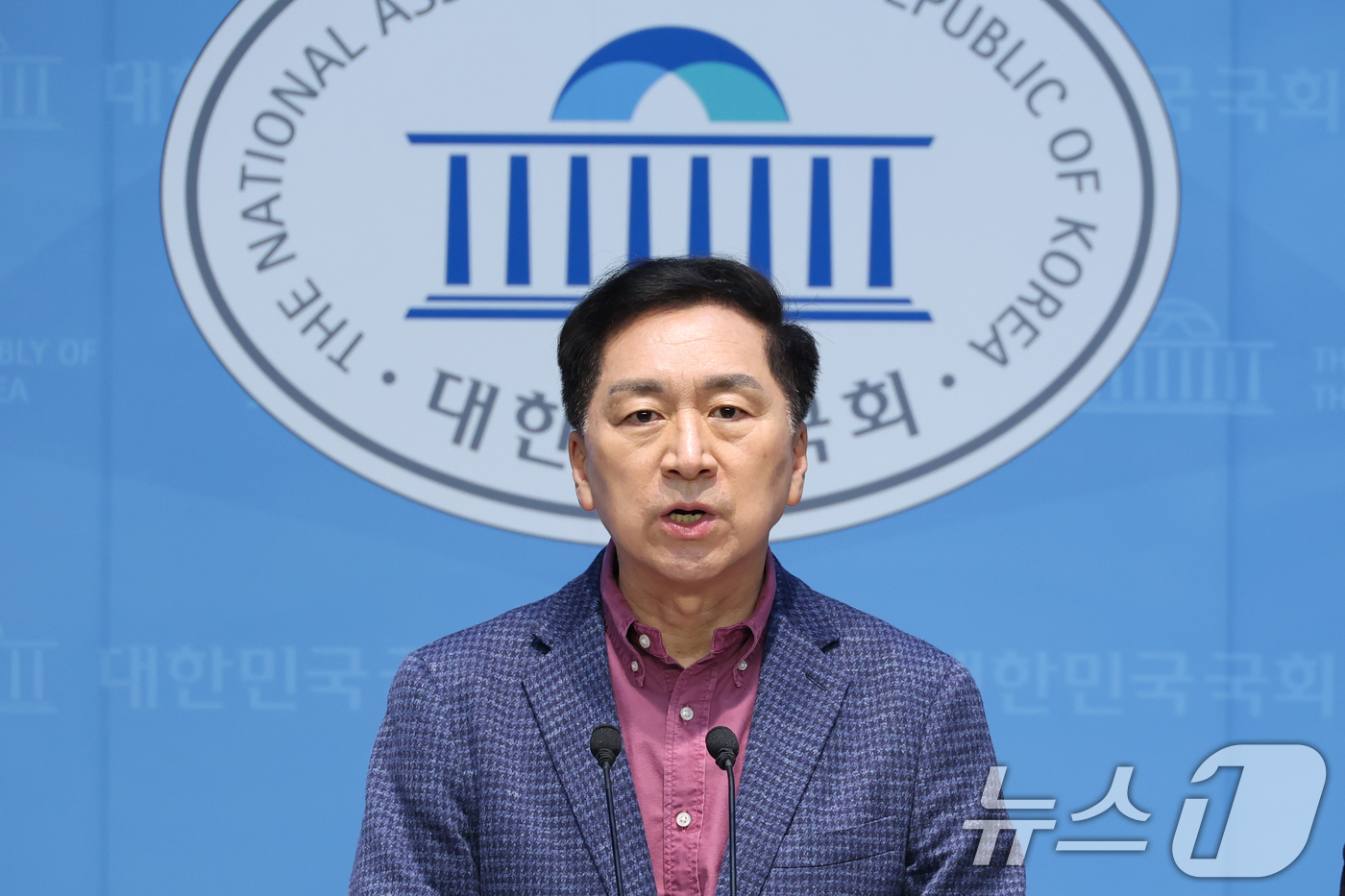 (서울=뉴스1) 이광호 기자 = 김기현 국민의힘 의원이 28일 오전 서울 여의도 국회 소통관에서 기자회견을 열고 법원이 이재명 더불어민주당 대표의 공직선거법 위반 사건 항소심을 무 …