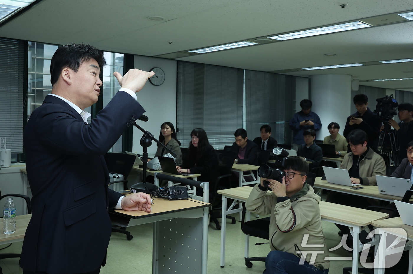 (서울=뉴스1) 김진환 기자 = 백종원 더본코리아 대표가 28일 서울 서초구 스페이스쉐어 강남역센터에서 열린 정기 주주총회에서 발언을 하고 있다. 2025.3.28/뉴스1