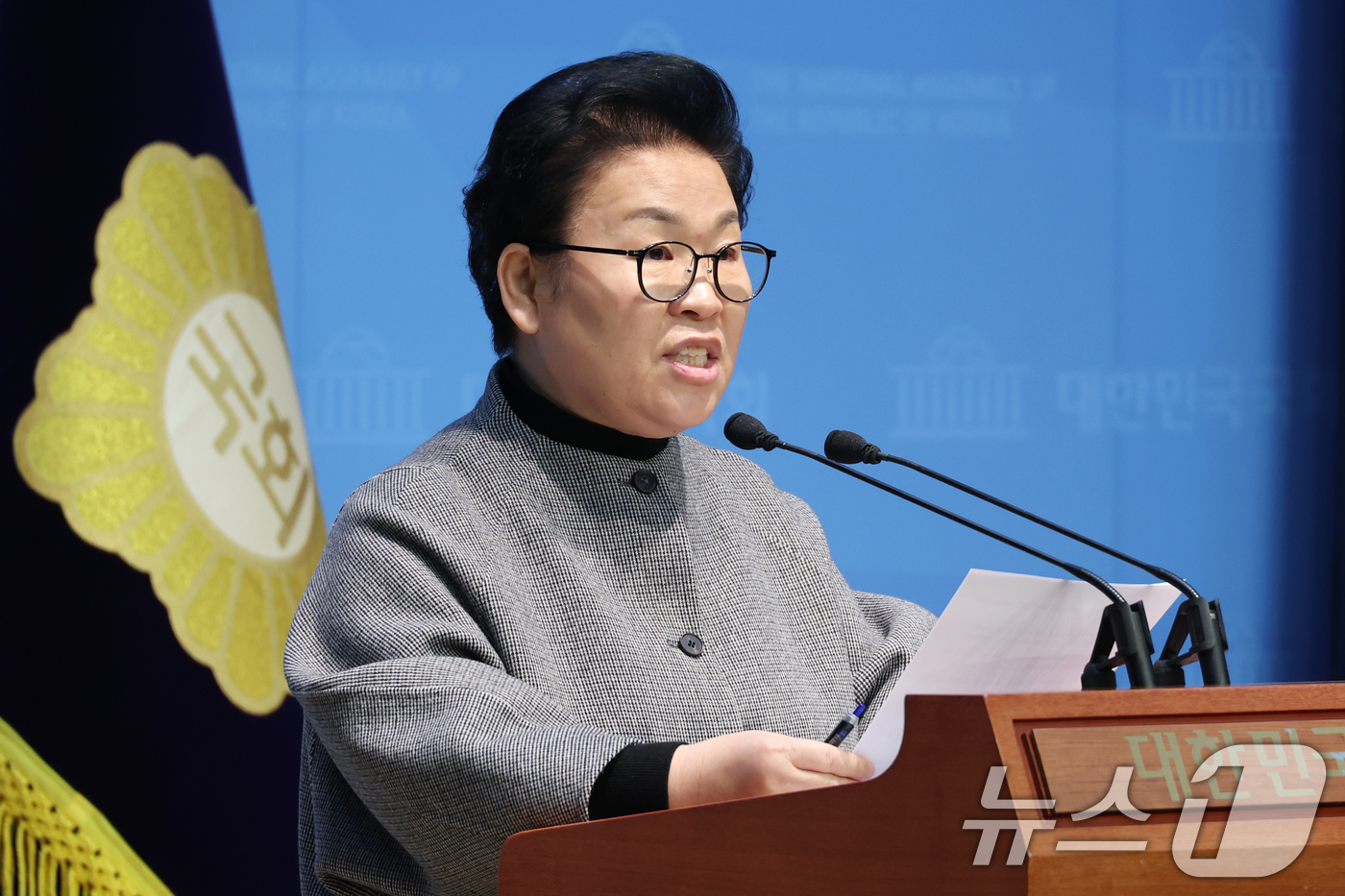 (서울=뉴스1) 이광호 기자 = 국회 교육위원회 야당 간사인 문정복 더불어민주당 의원이 28일 오전 서울 여의도 국회 소통관에서 가진 기자회견에서 방송통신위원회에 신동호 한국교육방 …