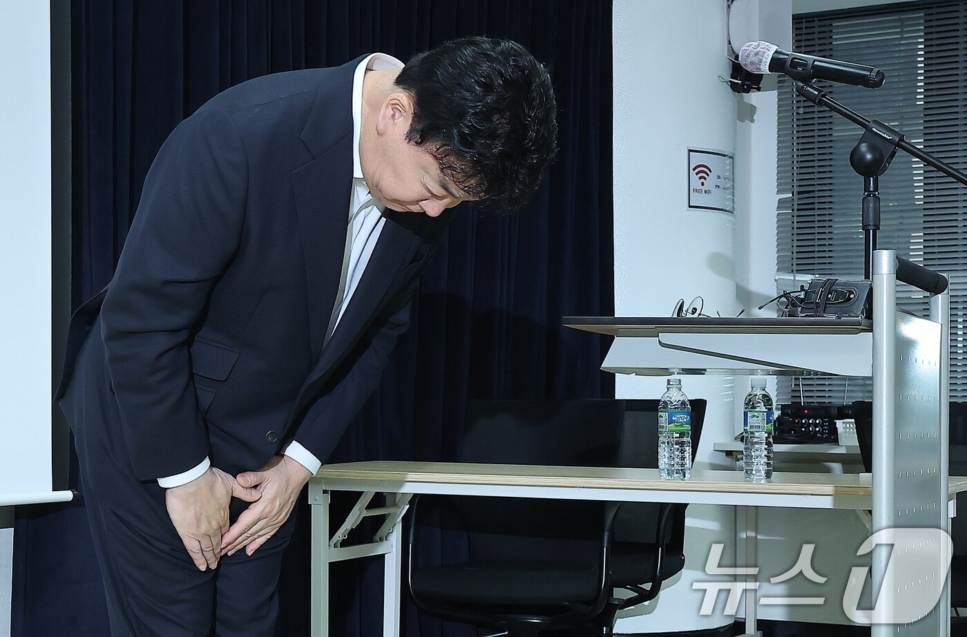 본문 이미지 - 백종원 더본코리아 대표가 28일 서울 서초구 스페이스쉐어 강남역센터에서 열린 정기 주주총회를 마친 뒤 고개 숙여 인사하고 있다. 2025.3.28/뉴스1 ⓒ News1 김진환 기자