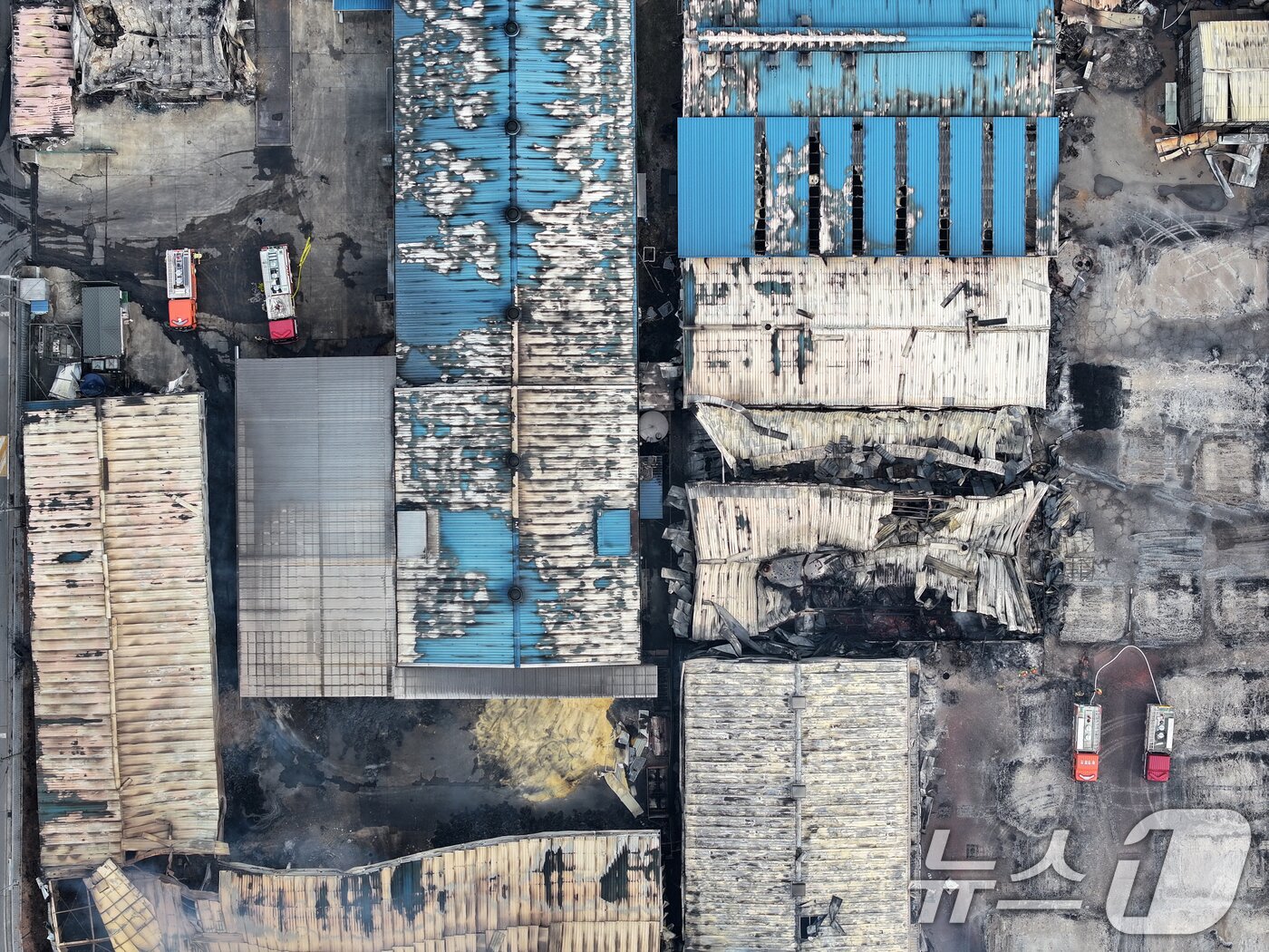 본문 이미지 - 28일 경북 안동시 남후농공단지에 산불로 피해 입은 공장 건물들이 보이고 있다. 2025.3.28/뉴스1 ⓒ News1 이승배 기자