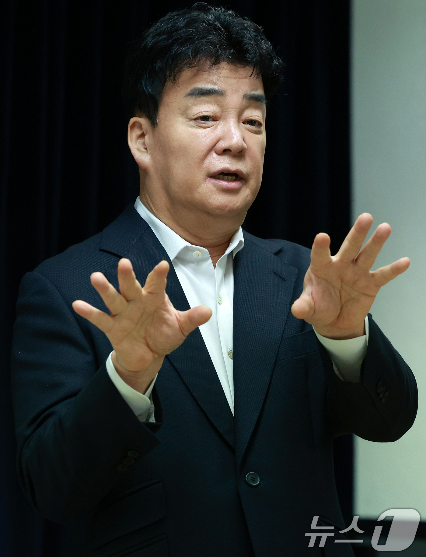 (서울=뉴스1) 김진환 기자 = 백종원 더본코리아 대표가 28일 서울 서초구 스페이스쉐어 강남역센터에서 열린 정기 주주총회에서 발언하고 있다. 2025.3.28/뉴스1