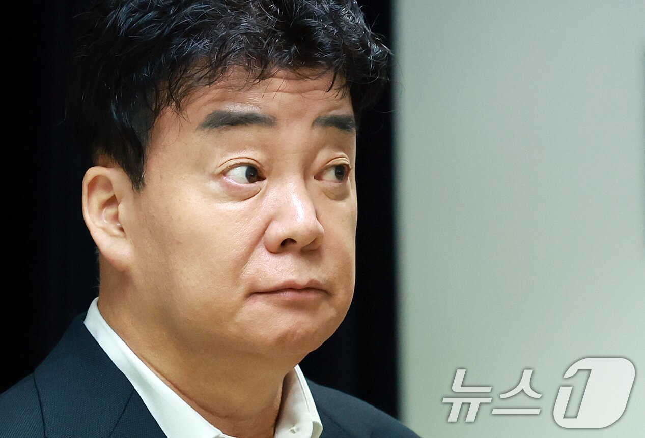 본문 이미지 - 백종원 더본코리아 대표가 28일 서울 서초구 스페이스쉐어 강남역센터에서 열린 정기 주주총회에서 취재진 질문을 듣고 있다. 2025.3.28/뉴스1 ⓒ News1 김진환 기자