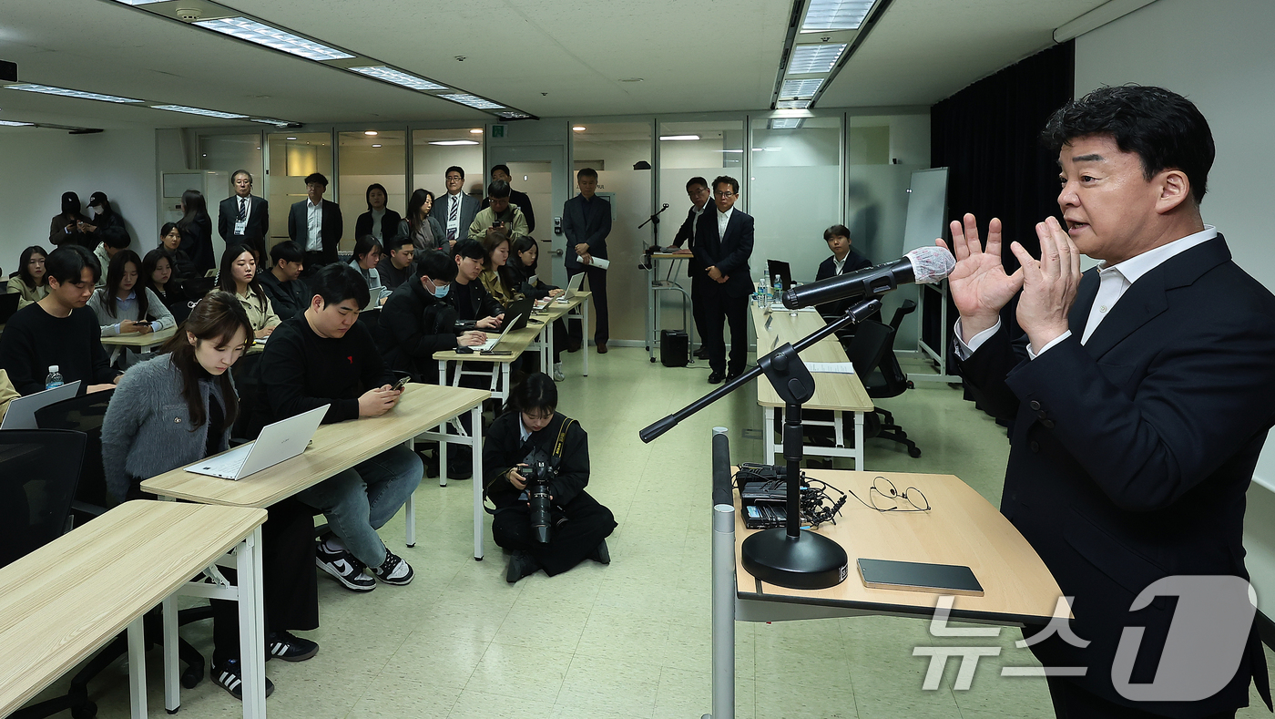 (서울=뉴스1) 김진환 기자 = 백종원 더본코리아 대표가 28일 서울 서초구 스페이스쉐어 강남역센터에서 열린 정기 주주총회에서 발언하고 있다. 2025.3.28/뉴스1