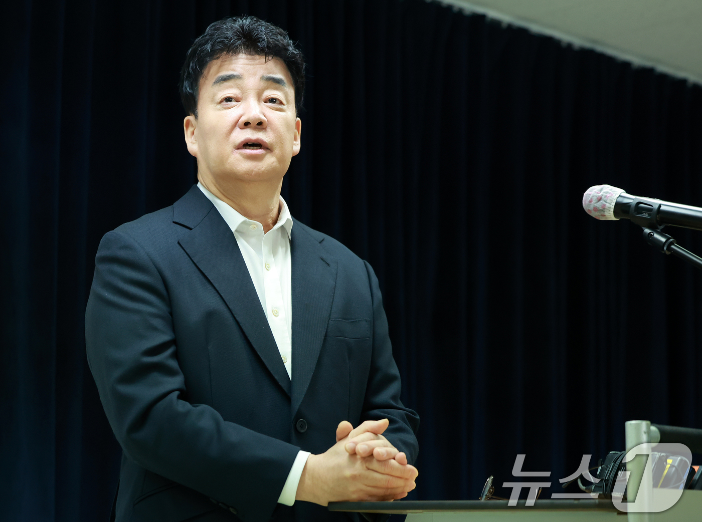 (서울=뉴스1) 김진환 기자 = 백종원 더본코리아 대표가 28일 서울 서초구 스페이스쉐어 강남역센터에서 열린 정기 주주총회에서 발언하고 있다. 2025.3.28/뉴스1