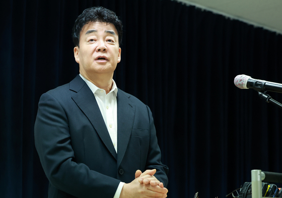 "재밌는데"vs"좀 찝찝해"…백종원, 흑백요리사2 인기로 위기 넘을까